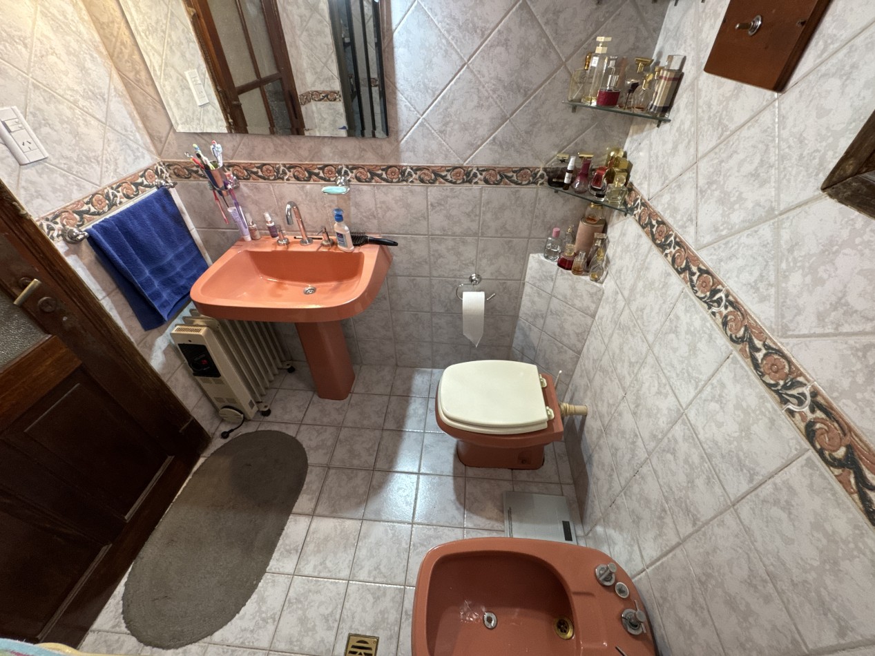 Casa centrica de 3 dormitorios con patio, pileta y quincho - Gran terreno en Parana