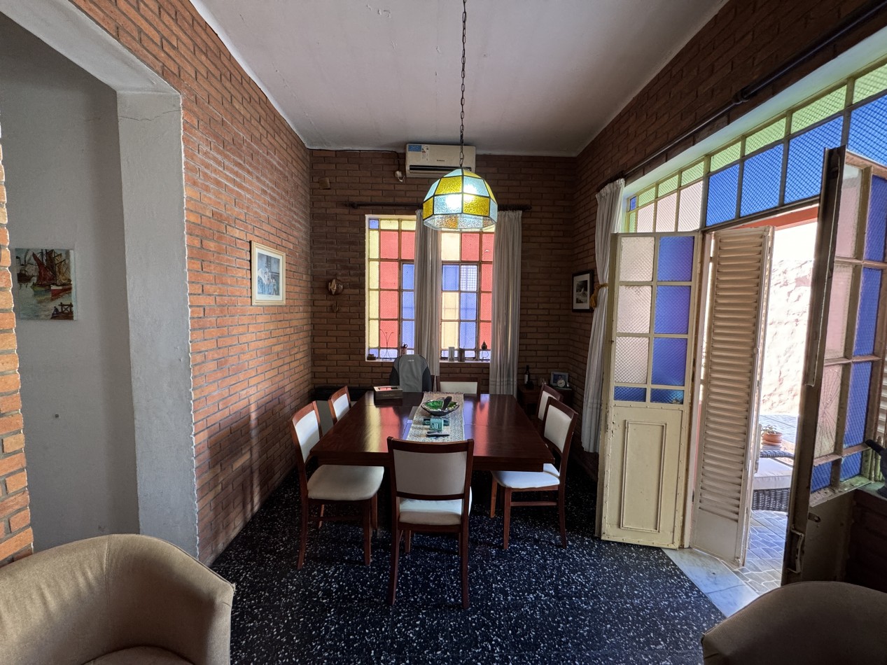 Casa centrica de 3 dormitorios con patio, pileta y quincho - Gran terreno en Parana