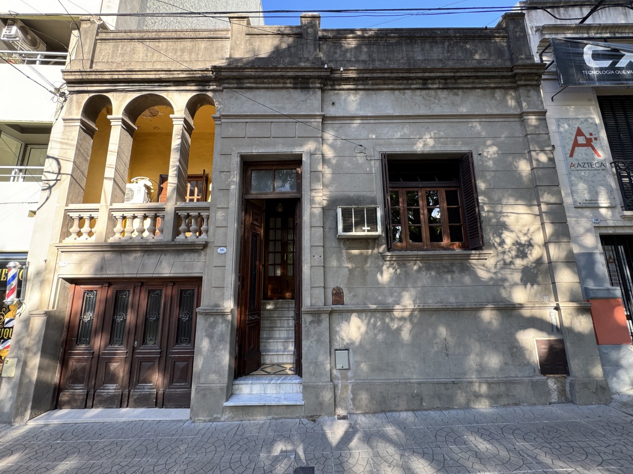 Casa centrica de 3 dormitorios con patio, pileta y quincho - Gran terreno en Parana