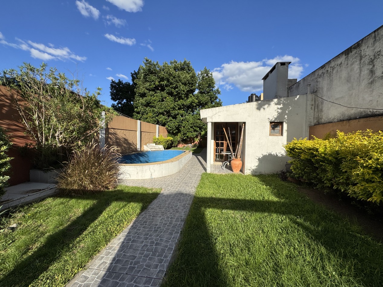 Casa centrica de 3 dormitorios con patio, pileta y quincho - Gran terreno en Parana
