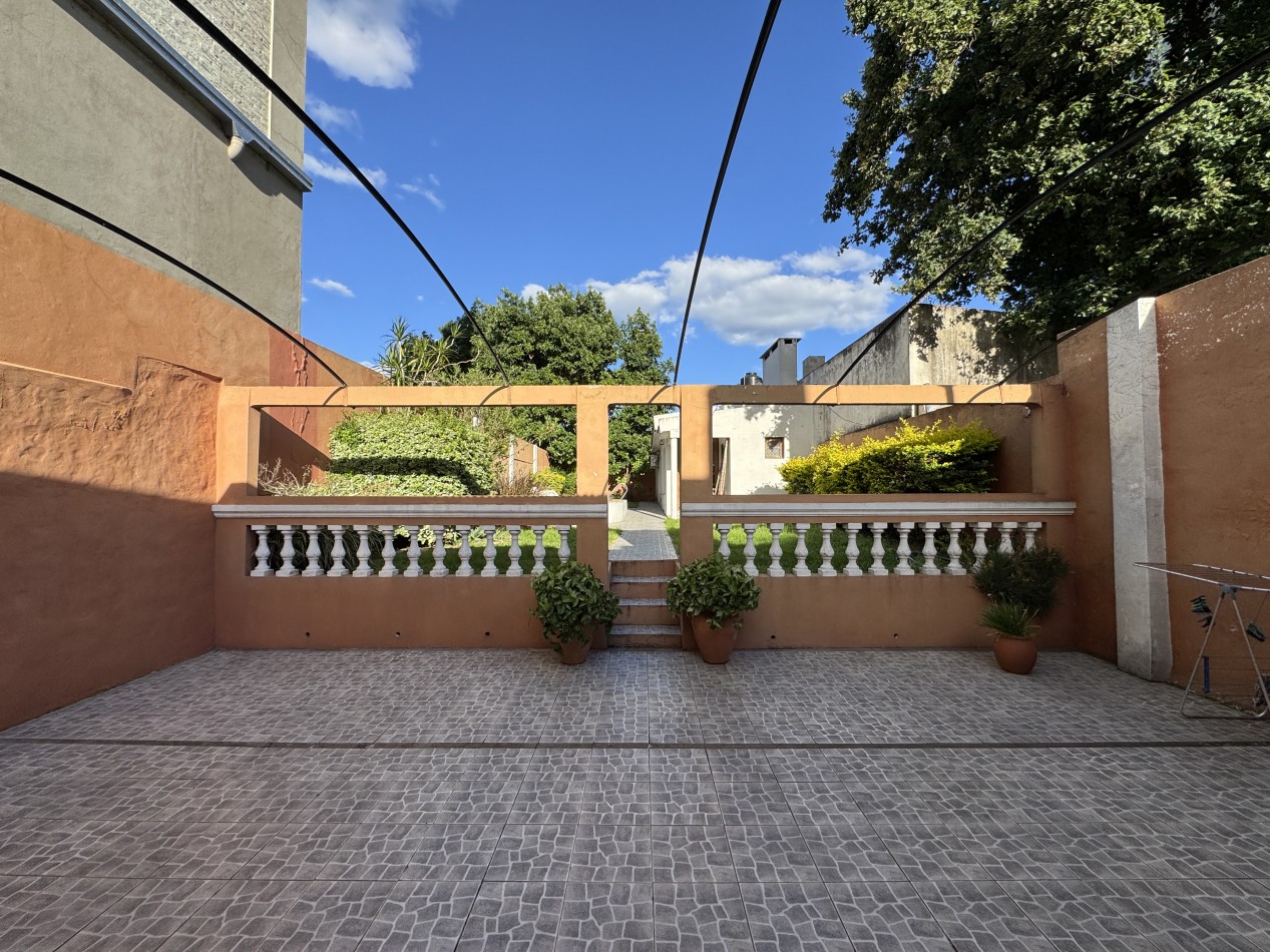 Casa centrica de 3 dormitorios con patio, pileta y quincho - Gran terreno en Parana