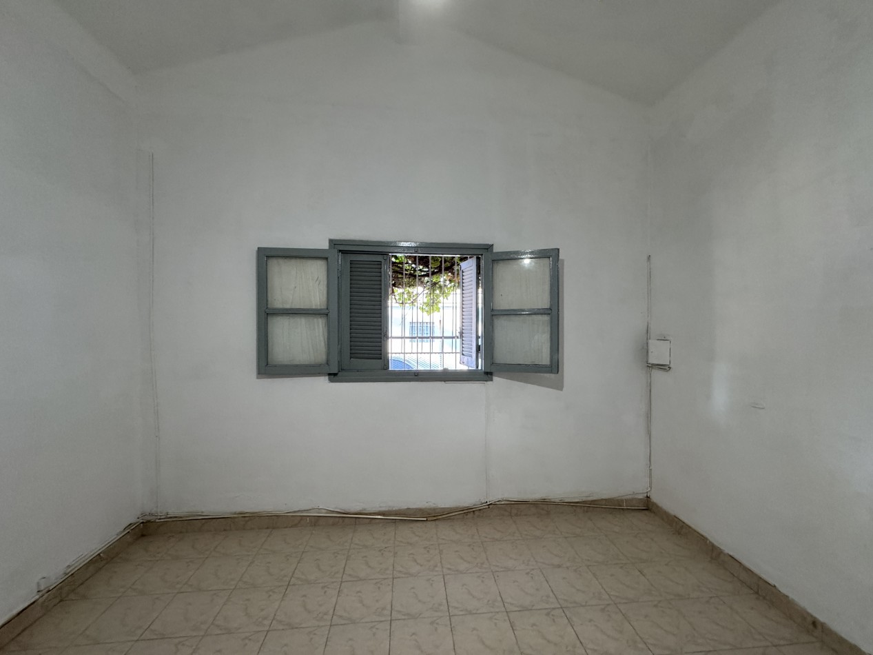 Casa de 2 dormitorios apta credito con patio y cochera - Zona 3 de Febrero y Vucetich en Parana