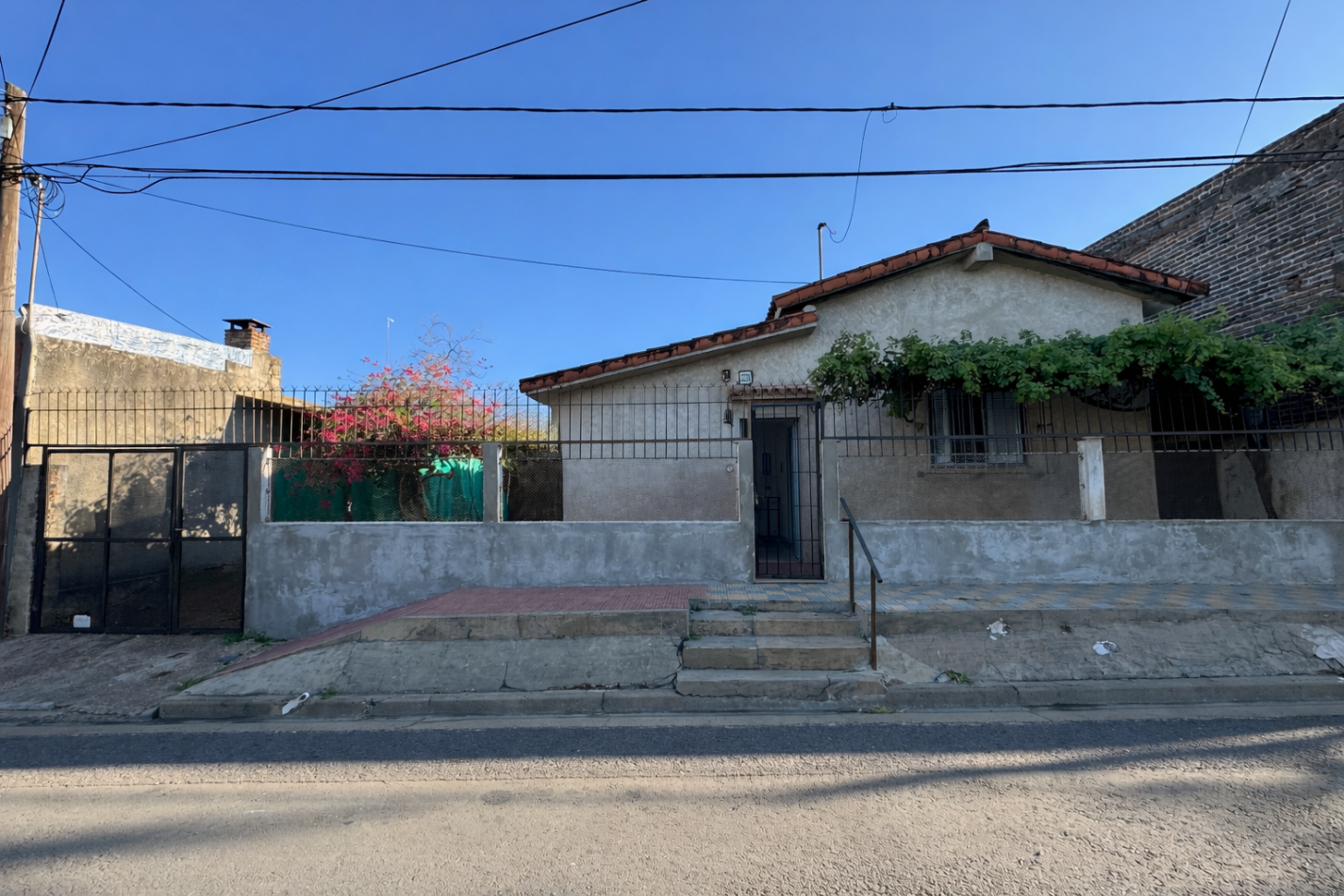 Casa de 2 dormitorios apta credito con patio y cochera - Zona 3 de Febrero y Vucetich en Parana