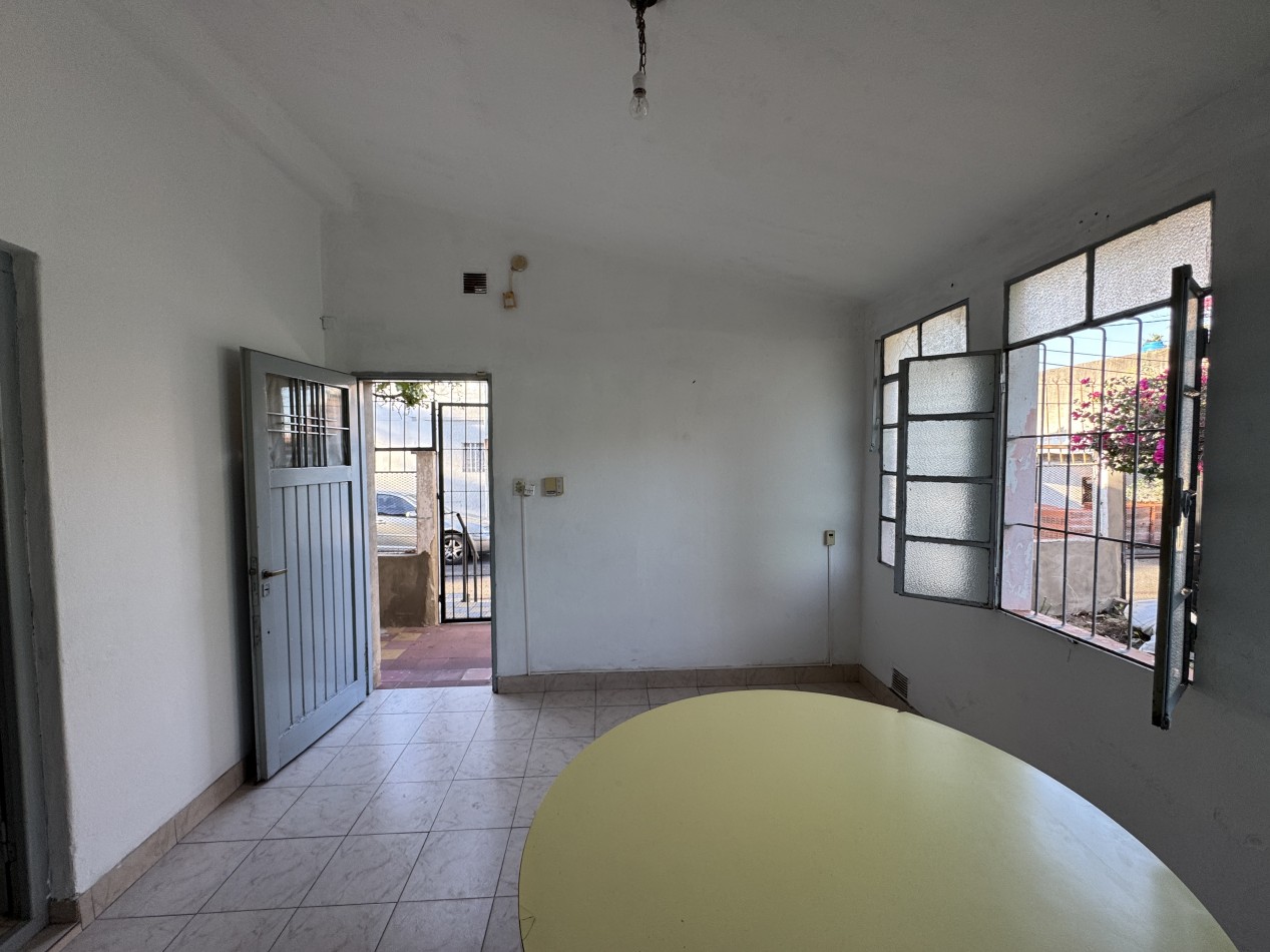 Casa de 2 dormitorios apta credito con patio y cochera - Zona 3 de Febrero y Vucetich en Parana