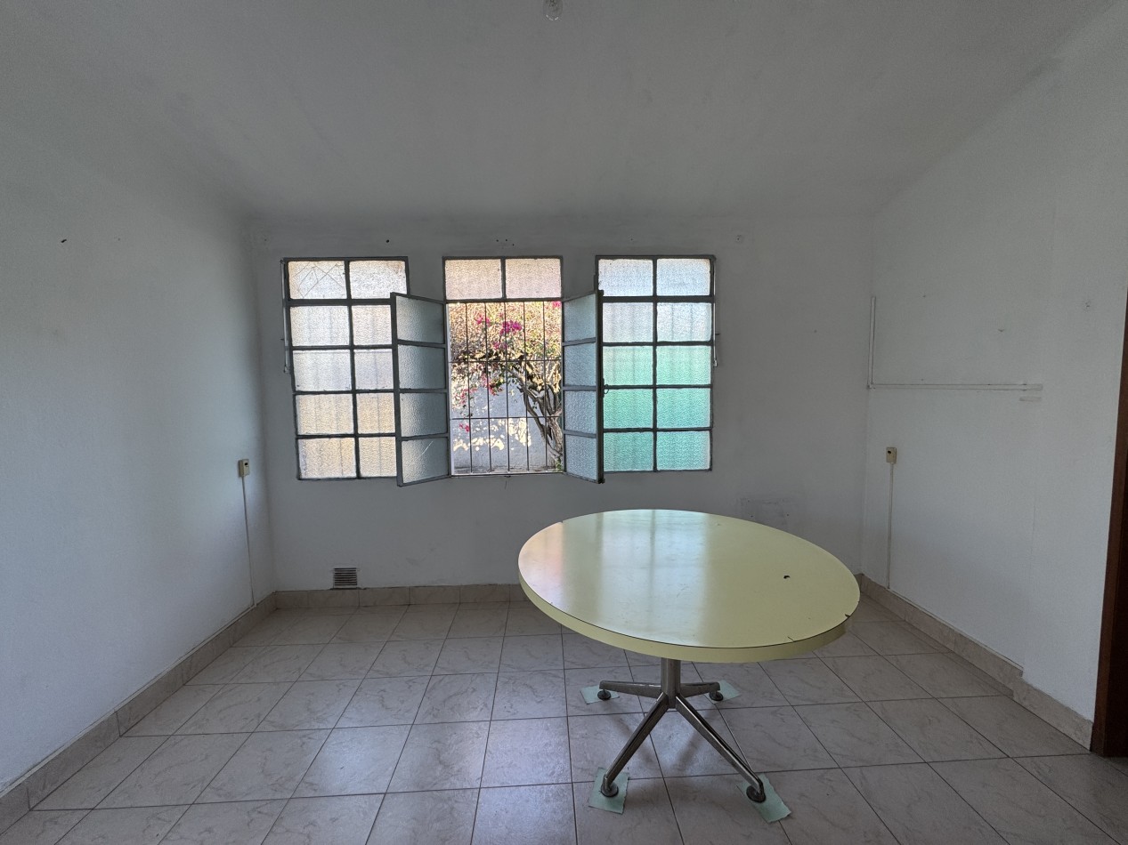 Casa de 2 dormitorios apta credito con patio y cochera - Zona 3 de Febrero y Vucetich en Parana