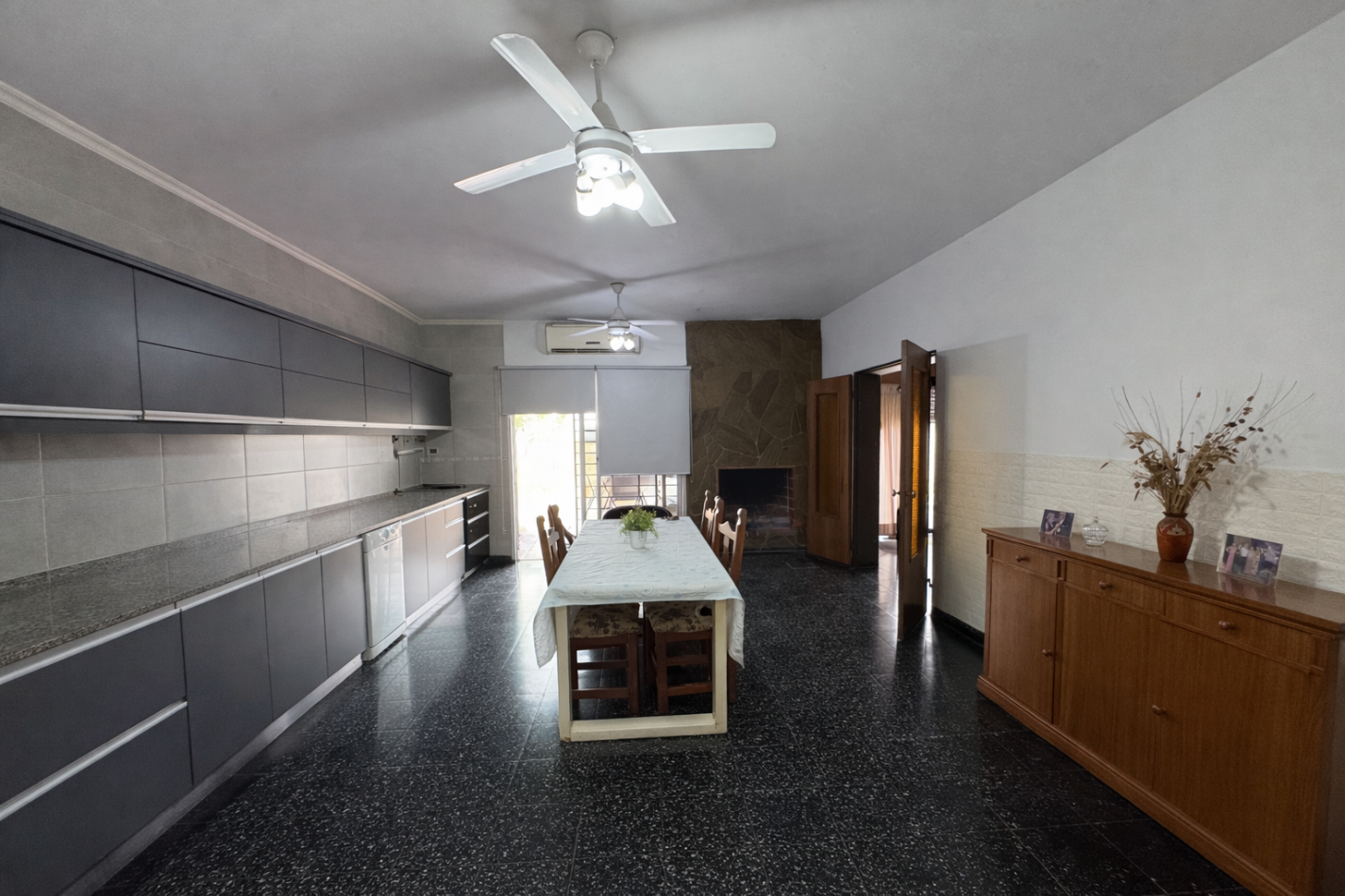 Casa centrica de 4 dormitorios con pileta y quincho - Gran terreno en Parana