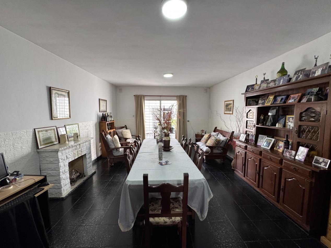 Casa centrica de 4 dormitorios con pileta y quincho - Gran terreno en Parana