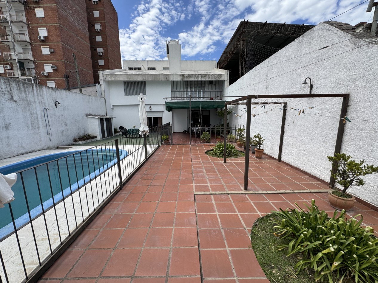 Casa centrica de 4 dormitorios con pileta y quincho - Gran terreno en Parana
