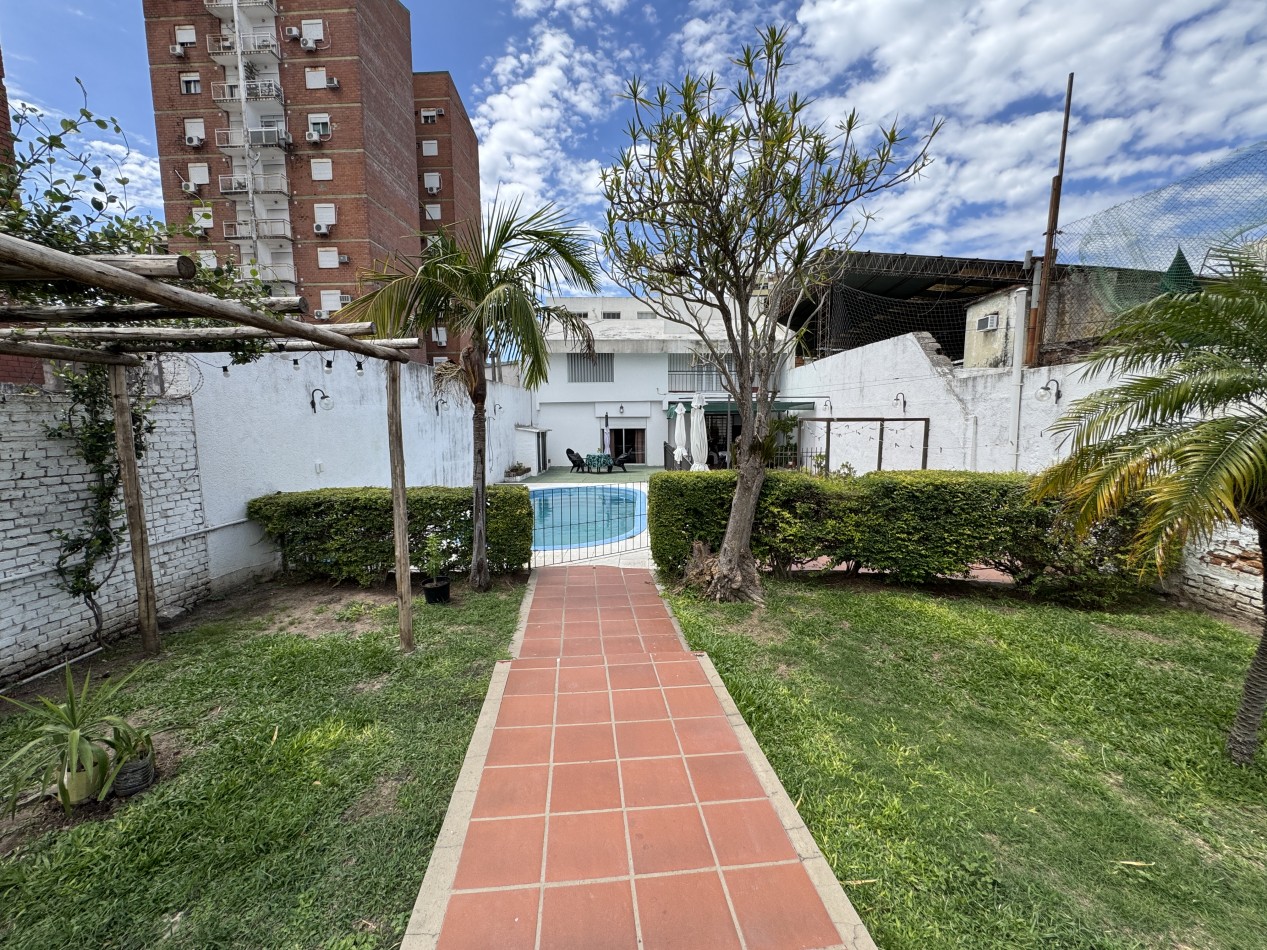 Casa centrica de 4 dormitorios con pileta y quincho - Gran terreno en Parana