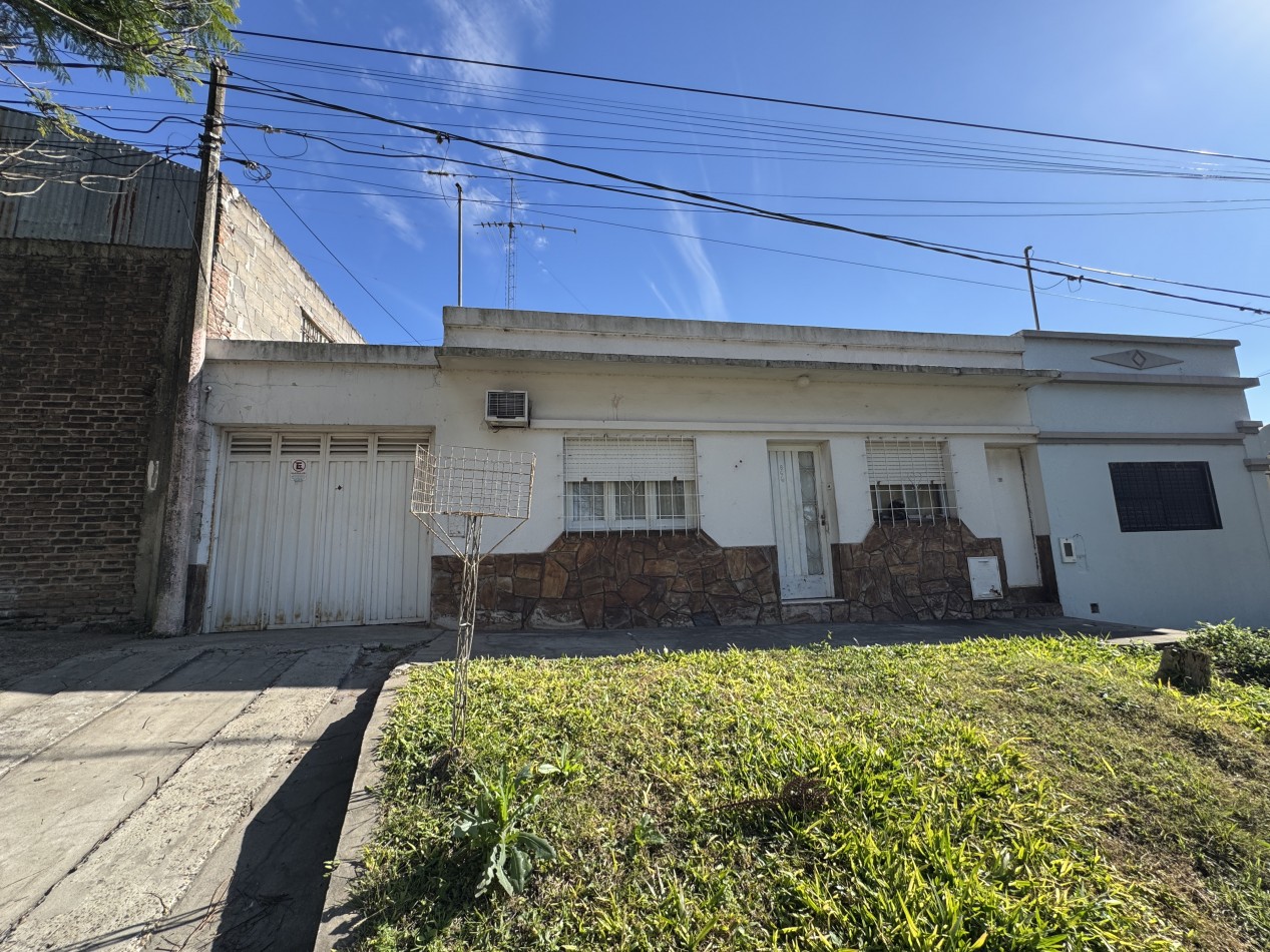 Casa de 2 dormitorios con patio, quincho y cochera - A media cuadra de Av. Almafuerte en Parana