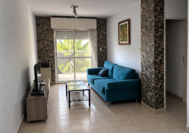 Departamento de 2 dormitorios con cochera y balcon al frente 