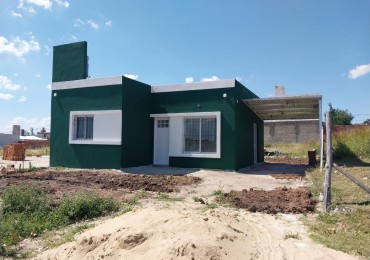 Casa de 2 dormitorios apta credito con patio y cochera - Barrio Solvencia en San Benito