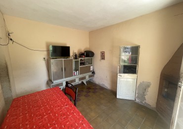 Casa de 2 dormitorios a refaccionar con patio y cochera - San Benito