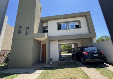 Casa de 2 dormitorios apta credito con gran patio y cochera - Barrio Lomas del Golf en Parana