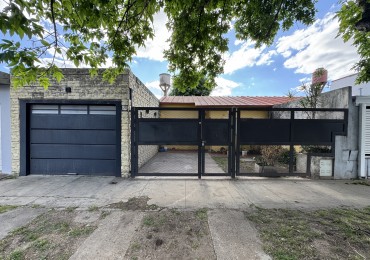 Casa de 2 dormitorios con patio y cochera - Zona Gdor. Crespo y Alte. Brown en Parana